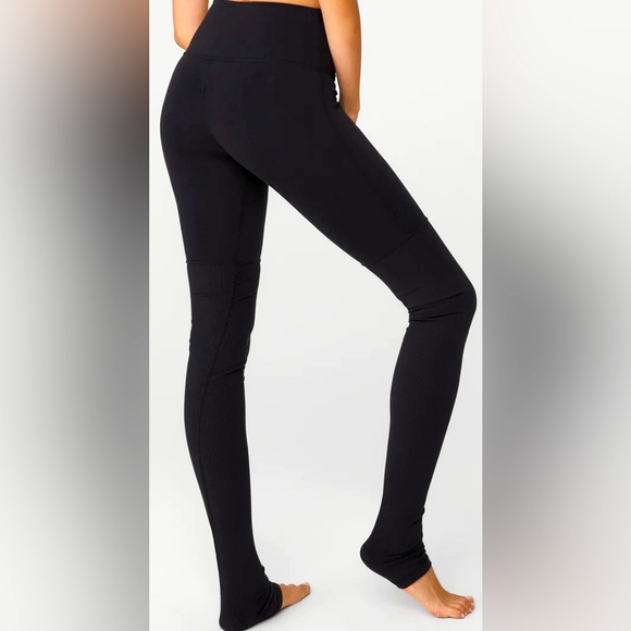 Alo high waist goddess legging in black, size small. - Picture 3 of 6